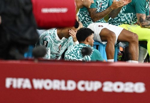  Nỗi thất vọng hiện rõ trên khuôn mặt của Ronaldo sau khi anh bị rút ra nghỉ. Rõ ràng, CR7 không hài lòng với quyết định đến từ vị chiến lược gia người Tây Ban Nha. 
