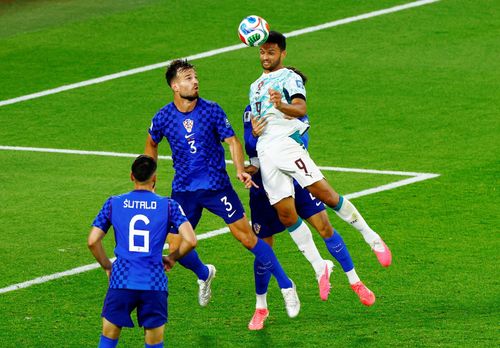  Dù thiếu vắng Ronaldo trên sân, Bồ Đào Nha vẫn giành chiến thắng chung cuộc 2-1 nhờ cú đánh đầu hiểm hóc của Goncalo Ramos. Tân binh mới chuyển tới AC Milan trở thành người hùng đưa "Selecao châu Âu" vào vòng 16 đội. Đội bóng áo bã trầu sẽ chạm trán Tây Ban Nha vào ngày 7/7. 