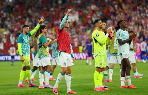  Ít phút trước đó, khi rời sân, Ronaldo cũng nhiều lần hướng ánh mắt lên khán đài, liên tục vỗ tay tri ân người hâm mộ. Trên gương mặt của siêu sao 41 tuổi vẫn còn nguyên những dấu vết của một trận đấu đầy cảm xúc, từ bàn thắng lịch sử đến những khoảnh khắc căng thẳng trước Croatia. 
