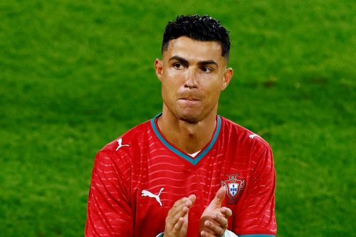  Hình ảnh Ronaldo cầm chiếc áo số 21 nhanh chóng lan truyền trên mạng xã hội và trở thành một trong những khoảnh khắc được chia sẻ nhiều nhất sau trận đấu. Hàng triệu người hâm mộ bày tỏ sự xúc động trước cách đội tuyển Bồ Đào Nha cùng nhau tưởng nhớ người đồng đội đã khuất. 