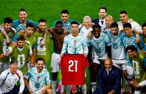  Trong khoảnh khắc ấy, Ronaldo gây xúc động mạnh khi khoác lên mình chiếc áo số 21, số áo gắn liền với Jota trong màu áo đội tuyển quốc gia. Đội trưởng Bồ Đào Nha sau đó cẩn thận cầm chiếc áo đấu mang tên người đồng đội đã khuất, đứng ở vị trí trung tâm trong bức ảnh tập thể của toàn đội. 