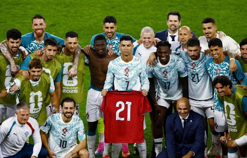 Sáng 3/7, tuyển Bồ Đào Nha chính thức bước vào vòng 16 đội tại World Cup 2026 sau khi đánh bại Croatia với tỷ số 2-1. Ngay sau trận đấu, các cầu thủ cùng chụp hình với chiếc áo đấu số 21 của Diogo Jota, tri ân người đồng đội qua đời cách đây đúng 1 năm do tai nạn. Trước đó, HLV Roberto Martínez cũng tiết lộ ông đã đưa tên tiền đạo quá cố vào đội hình danh dự của đội tuyển.