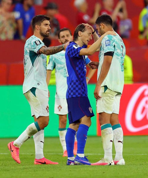 Modric và tuyển Croatia cũng đã có một trận đấu hay khi liên tiếp biến hóa trong lối chơi. Tuy nhiên, may mắn không mỉm cười khi có đến 3 lần đội tuyển bị tước bàn thắng sau khi trọng tài tham khảo VAR, xác định có lỗi việt vị.