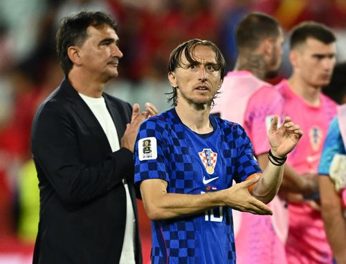  Modric chuyền bóng chính xác 85%, tạo 2 cơ hội và 7 lần chuyền vào vùng cuối sân. Dù chỉ thắng 3/9 tranh chấp đất, anh vẫn đóng góp 8 pha thu hồi bóng cùng 4 đường chuyền dài chuẩn xác hỗ trợ Croatia vận hành lối chơi. 