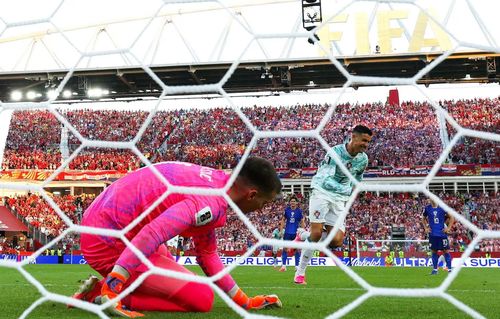 Ronaldo ghi bàn từ chấm 11 m trong ngày Bồ Đào Nha hạ Croatia 2-1. Ảnh: Reuters.