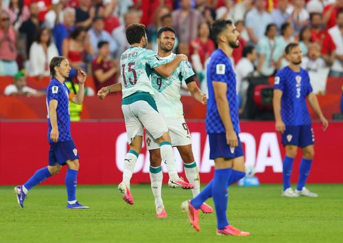 Ramos tận dụng cơ hội hiếm hoi để đưa bóng vào góc khung thành Livakovic.