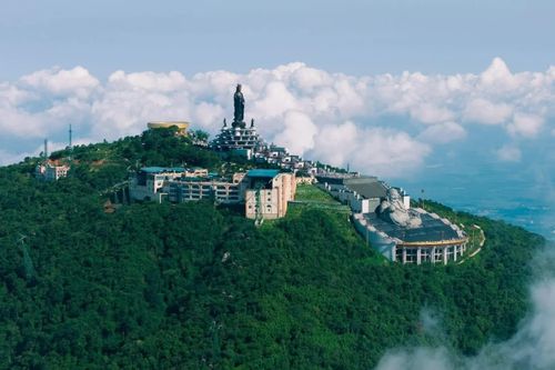  Biển mây nhìn từ khu vực tượng Phật Bà Tây Bổ Đà Sơn cao 72 m trên đỉnh núi. Trong những điều kiện thời tiết phù hợp, các đám mây dạng thấu kính có thể hình thành liên tiếp, tạo thành dải mây kéo dài hàng trăm, thậm chí hàng nghìn km. 
