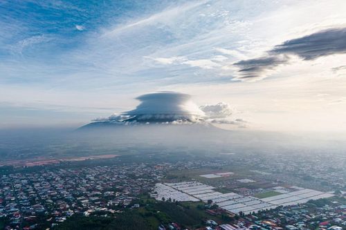  Đầu tháng 6, anh Tuấn cũng ghi lại hiện tượng mây thấu kính xếp tầng như những cây nấm khổng lồ xuất hiện quanh núi Bà Đen. 