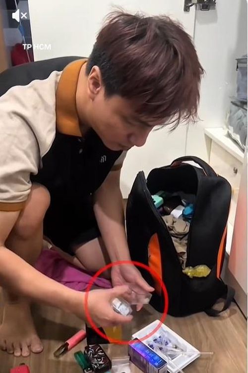  Công an khám xét ba lô chứa ma túy của Tăng Nhật Tuệ. 