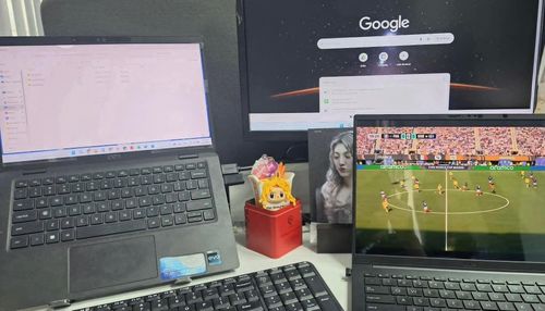  Đức Anh và đồng nghiệp bàn luận sôi nổi về những trận đấu hấp dẫn tại văn phòng, nối dài không khí thể thao sôi động.