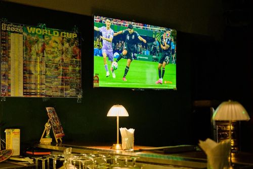  Không khí World Cup lan tỏa đến khắp nơi trong mùa hè năm nay, được dân công sở nhiệt tình hưởng ứng. Ảnh minh họa: Hoài Bảo.
