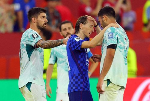  Các cầu thủ Bồ Đào Nha an ủi Luka Modric sau trận đấu vòng 1/16 World Cup 2026. Ảnh: Reuters. 