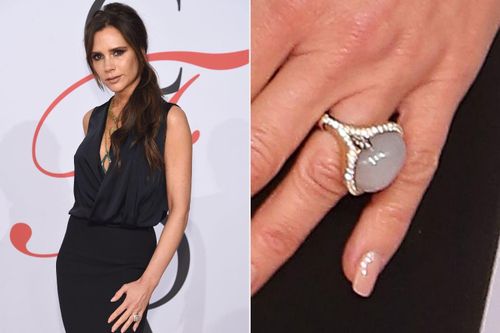  Chiếc nhẫn đá mặt trăng độc đáo của Victoria Beckham. Ảnh: Jamie McCarthy/WireImage; Taylor Hill/FilmMagic.
