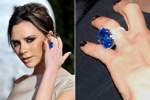 Chiếc nhẫn sapphire nổi bật của Victoria Beckham. Ảnh: Jon Kopaloff/FilmMagic; Craig Barritt/WireImage.