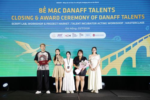  Đạo diễn Trần Nguyễn Hoàng Long (trái) chiến thắng ở hạng mục Dự án phim Việt Nam đa thể loại (Genre Film Projects). Ảnh: BTC. 