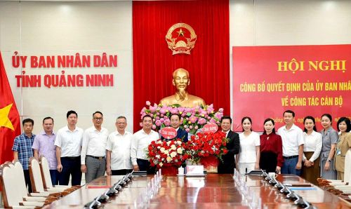 Lãnh đạo và cán bộ các Sở chúc mừng 2 tân Giám đốc Sở