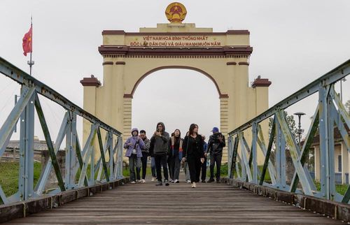 Du khách tham quan Khu Di tích quốc gia đặc biệt Đôi bờ Hiền Lương - Bến Hải, nơi ký ức lịch sử được kể lại qua di tích, câu chuyện và trải nghiệm văn hóa