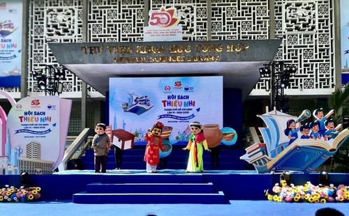 Chương trình nghệ thuật “Em yêu quê hương Việt Nam” thu hút các bạn nhỏ