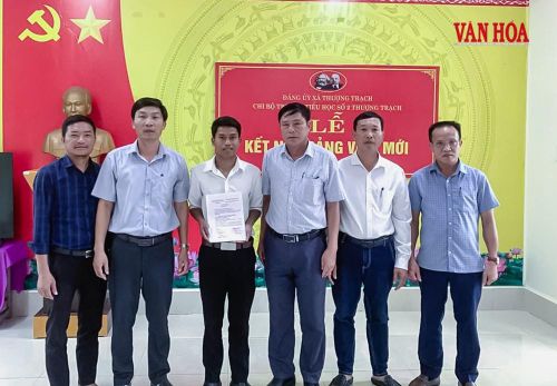 Niềm vui của chi bộ Trường Tiểu học số 2 Thượng Trạch (Quảng Trị) trong ngày thầy giáo Nguyễn Văn Vinh đứng vào hàng ngũ của Đảng