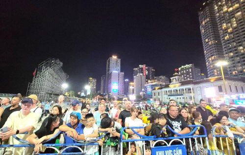 Đông đảo người dân, du khách tại Lễ khai mạc
