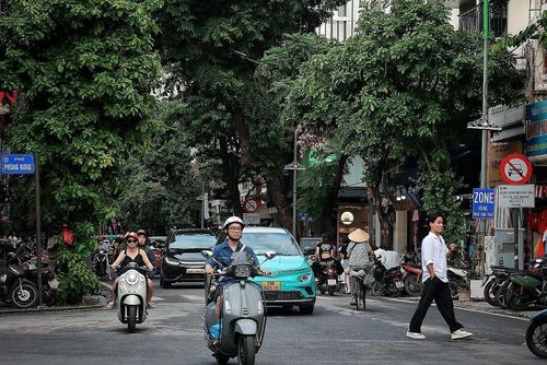 Biển nhận diện vùng phát thải thấp trên phố Hàng Bông, nơi hằng ngày có lượng lớn ô tô, xe máy, xe đạp và người đi bộ qua lại