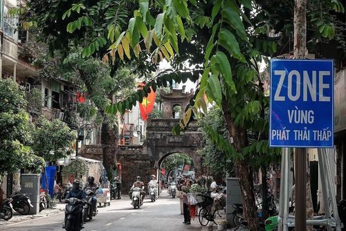 Biển “Vùng phát thải thấp” xuất hiện cạnh khu vực Ô Quan Chưởng, một trong những điểm cửa ngõ vào khu phố cổ Hà Nội