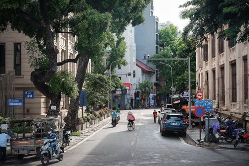 Biển báo vùng phát thải thấp trên trục đường Trần Quang Khải, khu vực giáp ranh phố cổ và trục giao thông ven sông Hồng