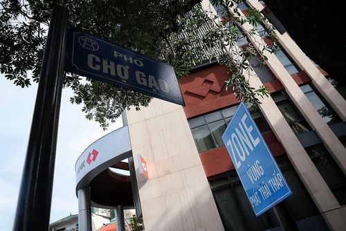 Biển báo trên phố Chợ Gạo góp phần xác lập ranh giới nhận diện của vùng phát thải thấp quanh hồ Hoàn Kiếm và phố cổ. Trong giai đoạn thí điểm, Hà Nội không áp dụng cấm đồng loạt toàn bộ phương tiện xăng, dầu trong Vành đai 1, mà tổ chức hạn chế theo khu vực, loại phương tiện và khung giờ cụ thể