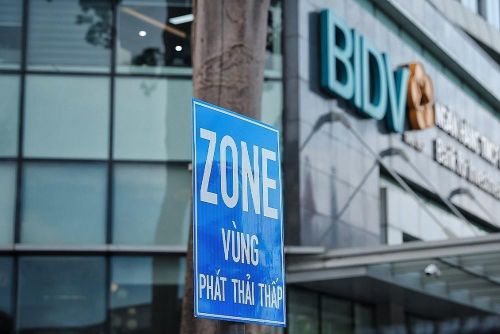 Biển nhận diện vùng phát thải thấp được lắp đặt trước trụ sở BIDV trên phố Trần Quang Khải, khu vực có mật độ phương tiện cá nhân và dịch vụ vận tải hoạt động thường xuyên. Đây là một trong những điểm tiếp giáp vùng phố cổ, phục vụ việc nhận diện phạm vi thí điểm kiểm soát phát thải từ giao thông tại trung tâm Hà Nội