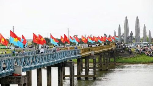 Du khách thường xuyên tìm về Khu di tích quốc gia đặc biệt Đôi bờ Hiền Lương-Bến Hải.