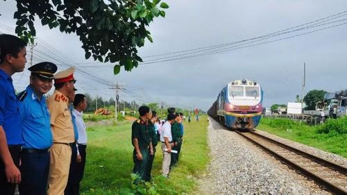 Các lực lượng cùng chung tay bảo vệ cảnh quan và an toàn đường sắt.