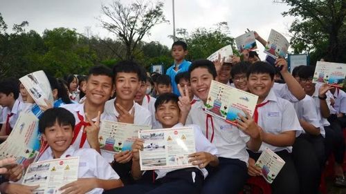 Niềm vui của các em học sinh khi đã hiểu biết hơn về ngành đường sắt.