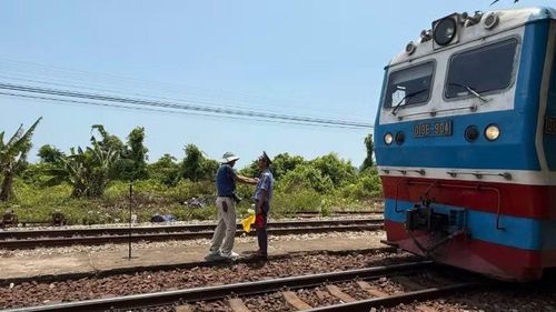Cuộc gặp gỡ giữa văn nghệ sĩ và nhân sự ngành đường sắt.