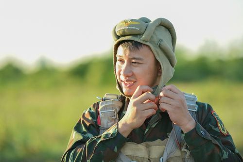 Công tác kiểm tra trang thiết bị, nếp gấp dù và rà soát các yếu tố an toàn được các chiến sĩ thực hiện tỉ mỉ, cẩn trọng tuyệt đối từ khu vực tập kết.