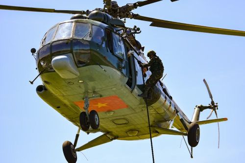 Huấn luyện nhảy dù và đổ treo cho lực lượng Chống khủng bố là nội dung huấn luyện hàng năm của Tiểu đoàn Đặc công 19.