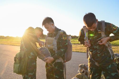 Quán triệt tinh thần "vượt nắng, thắng mưa, say sưa luyện tập", lực lượng Đặc công cơ động ra khu vực huấn luyện tại sân bay Hòa Lạc với tác phong khẩn trương, đội hình kỷ luật và nghiêm túc.