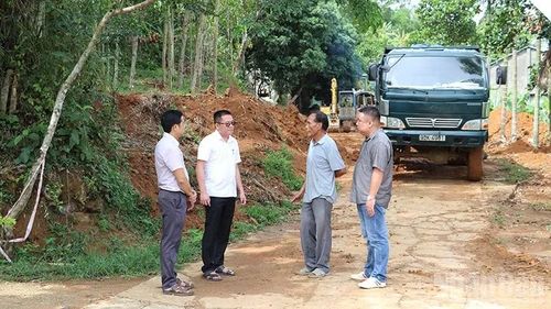 Lãnh đạo xã miền núi Sơn Cẩm Hà kiểm tra tiến độ thực hiện mở rộng, nâng cấp tuyến đường giao thông trên địa bàn.