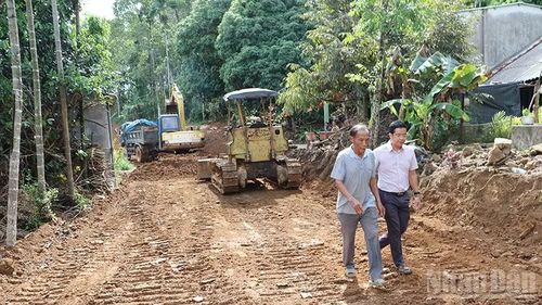 Tuyến ĐX1.Tiên Sơn từ Đường ĐT614 đi đốc Đá Trắng của xã Sơn Cẩm Hà mở rộng có 38 hộ dân bị ảnh hưởng trực tiếp đã hiến toàn bộ đất và tài sản trên đất nằm trong phạm vi hành lang tuyến để mở đường.