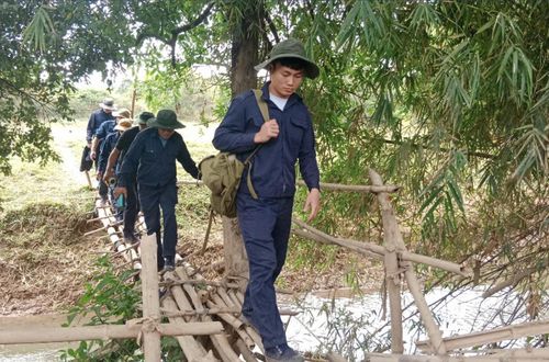 Cán bộ, nhân viên Đội quy tập hài cốt liệt sĩ, Bộ CHQS tỉnh Nghệ An hành quân thực hiện nhiệm vụ. Ảnh: XUÂN THẾ