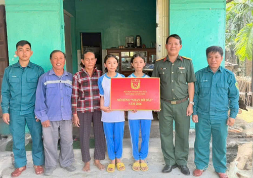 Ban CHQS xã Sơn Tịnh nhận đỡ đầu chị em song sinh Phạm Anh Thư và Phạm Bảo Trâm, trú tại thôn Lâm Lộc Nam, xã Sơn Tịnh, tỉnh Quảng Ngãi.