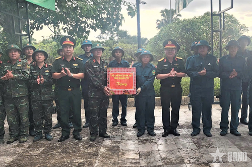 Đoàn công tác Bộ CHQS tỉnh Quảng Trị trao quà tặng các lực lượng đang thực hiện nhiệm vụ tại Nghĩa trang Liệt sĩ Ba Dốc.