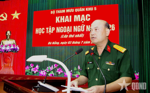  Đại tá Lê Xuân Đông, Chủ nhiệm Chính trị Bộ Tham mưu Quân khu 5 triển khai kế hoạch học tập. 