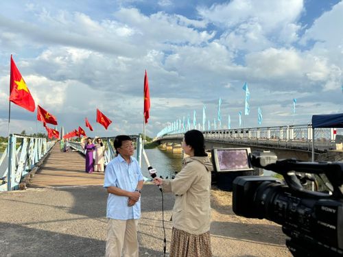 Tác giả Huỳnh Dũng Nhân tại cầu Hiền Lương.