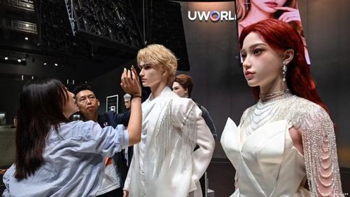 Không chỉ là vấn đề ngoại hình, robot có làn da mềm mại và giọng nói ngọt ngào, khiến chúng ngày càng giống con người hơn.