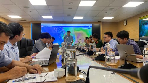 Thứ trưởng Bộ NN-MT Nguyễn Hoàng Hiệp chủ trì cuộc họp ứng phó bão số 1. Ảnh: PHÚC HẬU