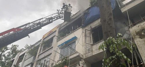 Lực lượng chức năng tiếp cận hiện trường vụ cháy. Ảnh: NAM HIẾU