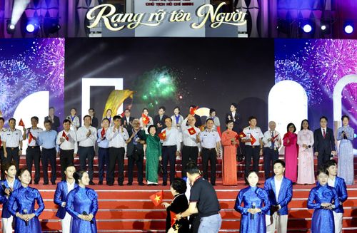 Lãnh đạo TPHCM cùng các đại biểu chụp ảnh kỷ niệm sau khi chương trình "Rạng rỡ tên Người" khép lại. Ảnh: DŨNG PHƯƠNG