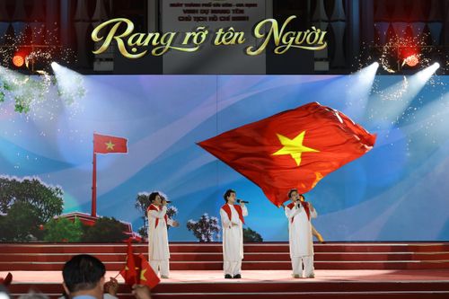 Nhóm DTAP biểu diễn ca khúc "Nhà tôi có treo một lá cờ". Ảnh: DŨNG PHƯƠNG
