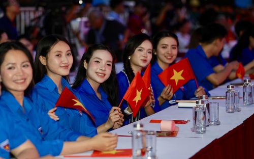 Sắc màu tuổi trẻ tại chương trình "Rạng rỡ tên Người" nhân kỷ niệm 50 năm Ngày Thành phố Sài Gòn - Gia Định vinh dự mang tên Chủ tịch Hồ Chí Minh. Ảnh: DŨNG PHƯƠNG