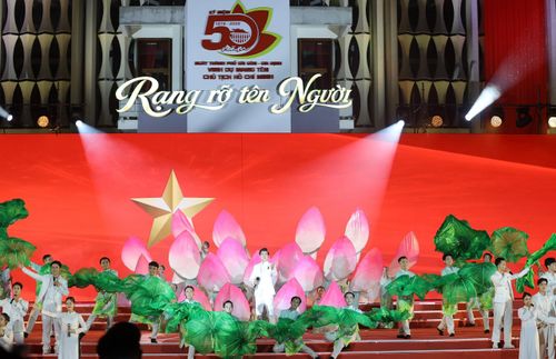 Ca sĩ Đào Mác và Hợp xướng Sức Sống Mới biểu diễn ca khúc "Ca ngợi Hồ Chủ tịch". Ảnh: DŨNG PHƯƠNG